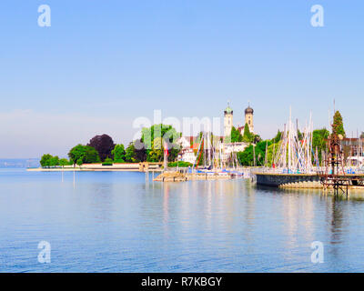 Vue sur le lac de Constance, Bodensee, Friedrichshafen et l'Église Schlosskirche en arrière-plan. Banque D'Images