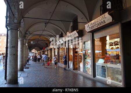 L'Italie, Lombardie, Mantoue (Mantova), classée au Patrimoine Mondial de l'UNESCO, la piazza delle Erbe Banque D'Images