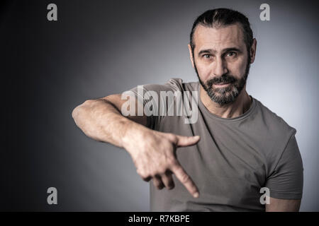 Portrait d'homme pointant avec son doigt Banque D'Images