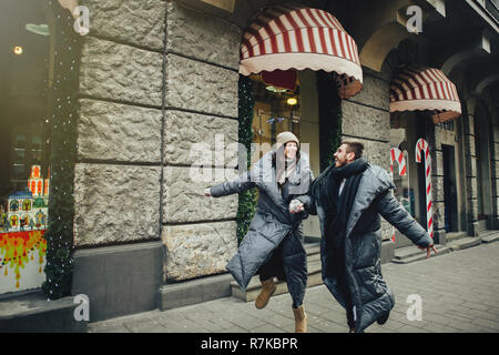 Vacances d'hiver. Young beautiful happy smiling couple posing on Banque D'Images