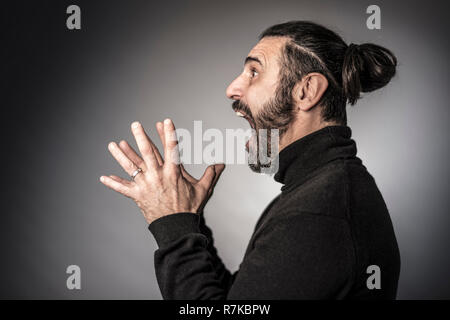 Homme barbu effrayant expression studio shot Banque D'Images