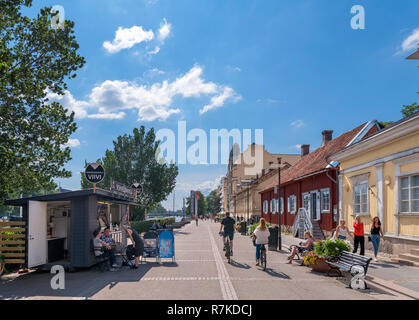 Rantakatu Läntinen, une rue longeant les rives de la rivière Aura () situé dans le centre historique, Turku, Finlande Banque D'Images