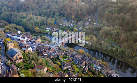 Le Shropshire's pont de fer, peut maintenant être vu dans son plein depuis le début des travaux de rénovation et a été retourné à sa couleur d'origine rouge/brun. Il s'agit d'enquête judiciaire après avoir révélé le monument était un brun-rouge foncé lorsqu'il a été dévoilé au public en 1779. Après des mois de travail, la plate-forme d'observation a été démantelé et des travaux sont en cours pour supprimer la construction qui a le pont encapsulé pour la dernière année dans la ville de Liverpool. Banque D'Images