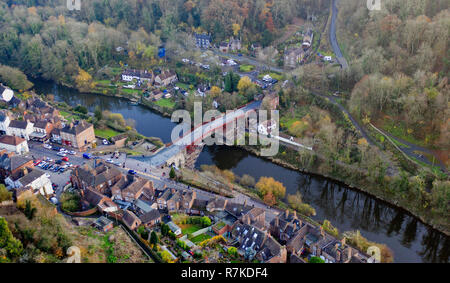 Le Shropshire's pont de fer, peut maintenant être vu dans son plein depuis le début des travaux de rénovation et a été retourné à sa couleur d'origine rouge/brun. Il s'agit d'enquête judiciaire après avoir révélé le monument était un brun-rouge foncé lorsqu'il a été dévoilé au public en 1779. Après des mois de travail, la plate-forme d'observation a été démantelé et des travaux sont en cours pour supprimer la construction qui a le pont encapsulé pour la dernière année dans la ville de Liverpool. Banque D'Images