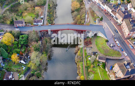 Le Shropshire's pont de fer, peut maintenant être vu dans son plein depuis le début des travaux de rénovation et a été retourné à sa couleur d'origine rouge/brun. Il s'agit d'enquête judiciaire après avoir révélé le monument était un brun-rouge foncé lorsqu'il a été dévoilé au public en 1779. Après des mois de travail, la plate-forme d'observation a été démantelé et des travaux sont en cours pour supprimer la construction qui a le pont encapsulé pour la dernière année dans la ville de Liverpool. Banque D'Images