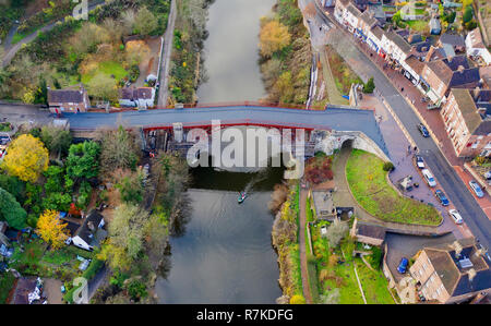 Le Shropshire's pont de fer, peut maintenant être vu dans son plein depuis le début des travaux de rénovation et a été retourné à sa couleur d'origine rouge/brun. Il s'agit d'enquête judiciaire après avoir révélé le monument était un brun-rouge foncé lorsqu'il a été dévoilé au public en 1779. Après des mois de travail, la plate-forme d'observation a été démantelé et des travaux sont en cours pour supprimer la construction qui a le pont encapsulé pour la dernière année dans la ville de Liverpool. Banque D'Images