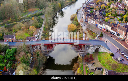 Le Shropshire's pont de fer, peut maintenant être vu dans son plein depuis le début des travaux de rénovation et a été retourné à sa couleur d'origine rouge/brun. Il s'agit d'enquête judiciaire après avoir révélé le monument était un brun-rouge foncé lorsqu'il a été dévoilé au public en 1779. Après des mois de travail, la plate-forme d'observation a été démantelé et des travaux sont en cours pour supprimer la construction qui a le pont encapsulé pour la dernière année dans la ville de Liverpool. Banque D'Images