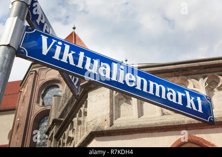 Une plaque de rue pour le marché Viktualienmarkt 'Vert' dans le centre de Munich, Allemagne. Dans l'arrière-plan l'arrière de l'église Saint Pierre. Banque D'Images