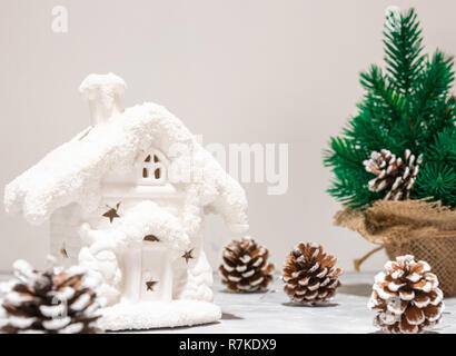 Carte de Noël. maison blanche, cônes, arbre. Fond de Noël avec des flocons de neige. de l'espace vide pour le texte. L'année 2019 Banque D'Images