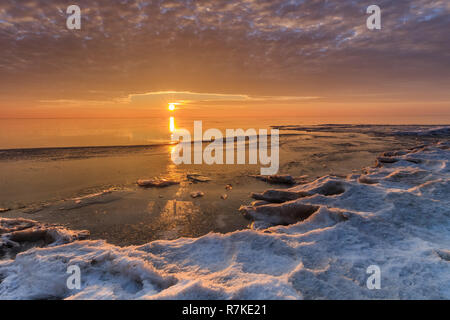 Lever du soleil en hiver. Le lac Razim. Le Delta du Danube, Roumanie Banque D'Images