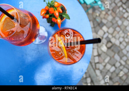 Boisson d'été orange avec des cubes de glace et de citrons Banque D'Images