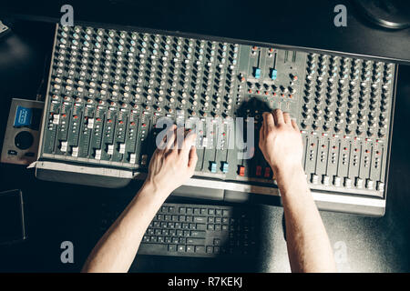 Haut Voir photo. man's arms la mise hors tension de l'appareil musical Banque D'Images