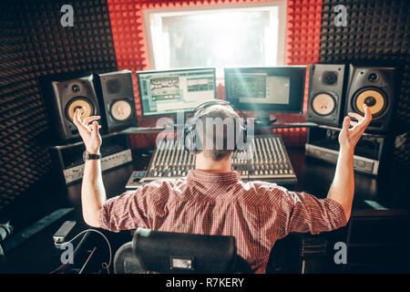 L'homme est heureux car il a fait une grande voie Banque D'Images