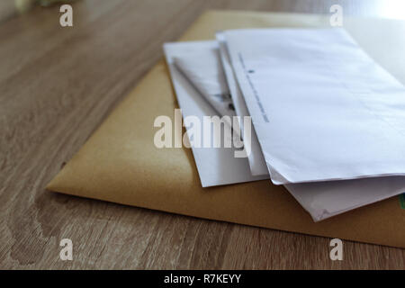 Pile de lettres couché sur le tableau Banque D'Images