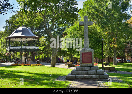 Dans King Square une pierre Croix du souvenir pour honorer le débarquement des premiers colons, les loyalistes dans la ville de Saint John New Brunswick Canada. Banque D'Images