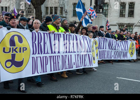 Pro Rally Brexit, Londres UK, organisé par les partisans de l'UKIP avec l'extrême droite. Conduire bannière avec le logo de l'UKIP, 'Brexit signifie Quitter, vider le Deal' Banque D'Images