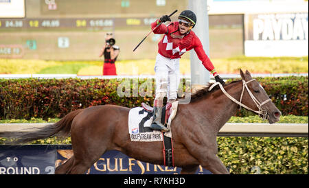 8 décembre 2018 - Hallandale Beach, Floride, États-Unis - le 8 décembre 2018 : # 2 Jala Jala (MEX) et l'IRAD Ortiz, Jr., gagner la coupe des Caraïbes Confraternité Stakes (noir) au cours de la Clasico del Caribe à Gulfstream Park le 8 décembre 2018 à Hallandale Beach, FL. (Photo par Dennis Carson/Eclipse Sportswire/CSM) Banque D'Images