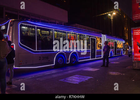 Buenos Aires, Argentine. 09Th Nov, 2018. Décorée pour Noël des bus circulent sur l'Avenue Paulista à São Paulo, certains d'entre eux prendre des itinéraires de prendre les passagers à l'arbre traditionnel dans la région de Parque do Ibirapuera. Crédit : Bruno Fernandes/FotoArena/Alamy Live News Banque D'Images