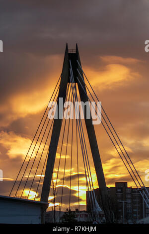 Southport, Merseyside. Météo britannique. Dec 10, 2018. Fiery skies à l'aube d'ossature Marine Way Bridge. La route passante, relie la promenade de Southport et du centre-ville avec Ocean Plaza et plage de Southport comme il traverse le lac marin,/MediaWorldImages AlamyLiveNews. Banque D'Images