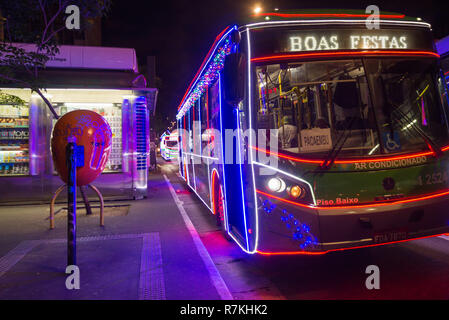 Buenos Aires, Argentine. 09Th Nov, 2018. Décorée pour Noël des bus circulent sur l'Avenue Paulista à São Paulo, certains d'entre eux prendre des itinéraires de prendre les passagers à l'arbre traditionnel dans la région de Parque do Ibirapuera. Crédit : Bruno Fernandes/FotoArena/Alamy Live News Banque D'Images