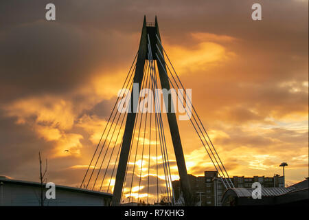 Southport, Merseyside. Météo britannique. Dec 10, 2018. Fiery skies à l'aube d'ossature Marine Way Bridge. La route passante, relie la promenade de Southport et du centre-ville avec Ocean Plaza et plage de Southport comme il traverse le lac marin,/MediaWorldImages AlamyLiveNews. Banque D'Images