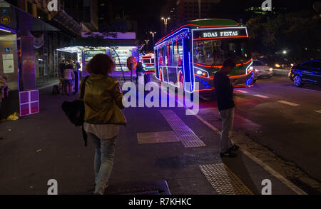 Buenos Aires, Argentine. 09Th Nov, 2018. Décorée pour Noël des bus circulent sur l'Avenue Paulista à São Paulo, certains d'entre eux prendre des itinéraires de prendre les passagers à l'arbre traditionnel dans la région de Parque do Ibirapuera. Crédit : Bruno Fernandes/FotoArena/Alamy Live News Banque D'Images