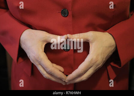 Attendorn, Allemagne. 30Th Nov, 2018. Ursula Wanecki, Merkel, Double montre le Chancellor's diamond dans son appartement. (Dpa : 'Office weary doppelganger : Merkel-Double est à l'avant pour plus de paix') Credit : Oliver Berg/dpa/Alamy Live News Banque D'Images