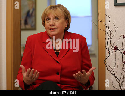 Attendorn, Allemagne. 30Th Nov, 2018. Ursula Wanecki, Merkel, Double est assise dans son appartement. (Dpa : 'Office weary doppelganger : Merkel-Double est à l'avant pour plus de paix') Credit : Oliver Berg/dpa/Alamy Live News Banque D'Images