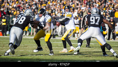 Le 09 décembre 2018 U.S.A Oakland CA Pittsburgh Steelers quarterback Ben Roethlisberger (7) recherche la passe en profondeur au cours de la NFL football match entre les Pittsburgh Steelers et les Raiders d'Oakland 21-24 perdu au O.co Coliseum Stadium Oakland Californie Thurman James/CSM Banque D'Images