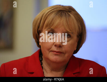 30 novembre 2018, en Rhénanie du Nord-Westphalie, Attendorn : Ursula Wanecki, Merkel, Double est assise dans son appartement. (Dpa : 'Office weary doppelganger : Merkel-Double est à l'avant pour plus de paix') Photo : Oliver Berg/dpa Banque D'Images