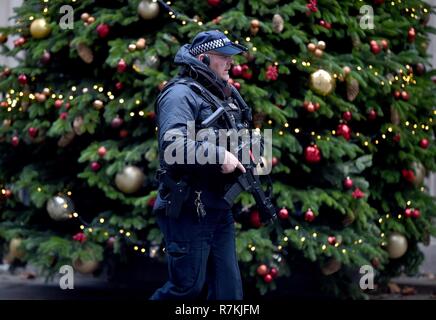 Agent de police armés passe le Noël dehors Numéro 10 Downing Street, Westminster, London Crédit : Finnbarr Webster/Alamy Live News Banque D'Images