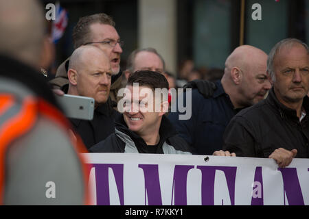 Londres, Royaume-Uni. 9Th Mar 2018. Tommy Robinson et Gerard Batten inscrivez-vous ensemble pour protester contre la trahison Brexit à Londres, Angleterre le 9 décembre 2018 Crédit : George Cracknell Wright/Alamy Live News Banque D'Images