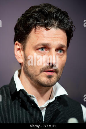 Macao, Chine. 11Th Feb 2018. Barnaby Southcombe Directeur anglais, marche le tapis rouge avant la projection de son film 'Scarborough' au Festival International du Film et de bourses 2018 Macao. Jayne Russell/Alamy Live News Crédit : Jayne Russell/Alamy Live News Banque D'Images