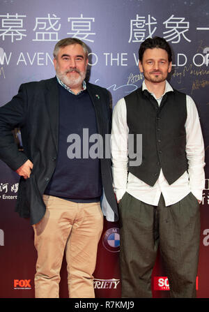 Macao, Chine. 11Th Feb 2018. Barnaby Southcombe Directeur anglais (R)marche sur le tapis rouge avant la projection de son film 'Scarborough' au Festival International du Film et de bourses 2018 Macao. Il est rejoint par le producteur de films, Christopher Granier-Deferre(L) qui est de porter et de montrer un drapeau Macao/UnionJack insigne boutonnière. Credit : Jayne Russell/Alamy Live News Banque D'Images