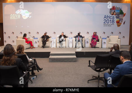 Charm el-Cheikh, en Egypte. Dec 10, 2018. Les participants assistent à une session sur le commerce au cours de l'Africa 2018 Forum à Charm el-Cheikh, en Égypte, le 9 décembre 2018. Le forum s'attaque avec l'infrastructure, l'entreprenariat, l'investissement et les questions des femmes à travers le continent africain. Credit : Meng Tao) (wyo/Xinhua/Alamy Live News Banque D'Images