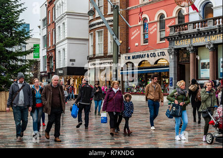 Cork, Irlande. Dec 10, 2018. Ruée vers les acheteurs autour de centre-ville de Cork faisant leurs achats de Noël avec seulement 15 jours avant le grand jour. Credit : Andy Gibson/Alamy Live News. Banque D'Images