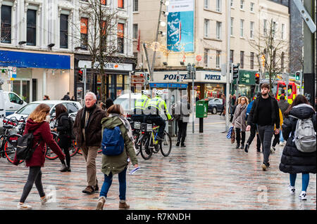 Cork, Irlande. Dec 10, 2018. La Garda à bicyclette tout en patrouille autour de rush shopping centre-ville de Cork faisant leurs achats de Noël avec seulement 15 jours avant le grand jour. Credit : Andy Gibson/Alamy Live News. Banque D'Images