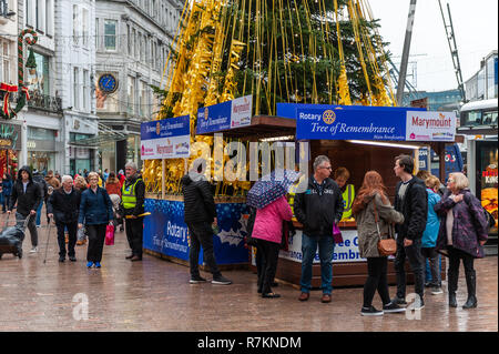 Cork, Irlande. Dec 10, 2018. Les gens laissent des messages pour leurs proches sur l'arbre du souvenir alors que les consommateurs se précipiter autour de centre-ville de Cork faisant leurs achats de Noël avec seulement 15 jours avant le grand jour. Credit : Andy Gibson/Alamy Live News. Banque D'Images