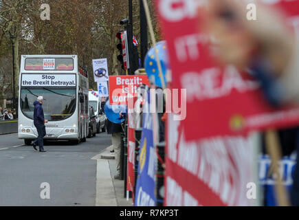 Londres, Royaume-Uni. Dec 10, 2018. Un bus écrit sur Arrêter le brexit trahison vu dans la rue pendant la manifestation.Anti-Brexit Pro-Brexit et manifestants sont vues de manifestations devant les Chambres du Parlement en tant que députés vont "signifiante votes sur le UK/EU Accord de retrait le mardi 11 décembre. Credit : Dinendra Haria SOPA/Images/ZUMA/Alamy Fil Live News Banque D'Images