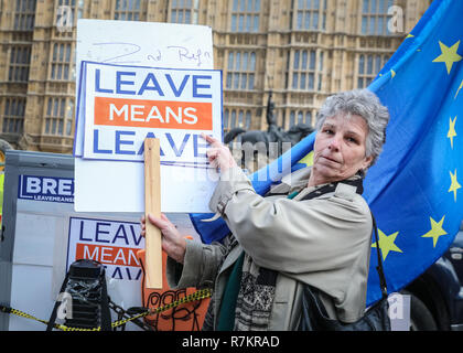 Westminster London, UK, 10 décembre 2018. Des militants de l'Anti-Brexit' ou 'demeurent, ainsi que les militants de la "laisser signifie laisser ', qui veulent quitter l'UE, sont de manifestations devant les Chambres du Parlement à Westminster avec des pancartes, des banderoles et des chants. Les deux parties semblent clairement rejeter l'Brexit offert "donner". Credit : Imageplotter News et Sports/Alamy Live News Banque D'Images