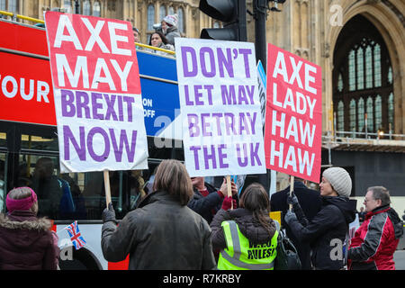 Westminster London, UK, 10 décembre 2018. Des militants de l'Anti-Brexit' ou 'demeurent, ainsi que les militants de la "laisser signifie laisser ' ,qui veulent quitter l'UE, sont de manifestations devant les Chambres du Parlement à Westminster avec des pancartes, des banderoles et des chants. Les deux parties semblent clairement rejeter l'Brexit offert "donner". Credit : Imageplotter News et Sports/Alamy Live News Banque D'Images