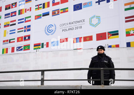 Un agent de police vu prendre des mesures de sécurité à l'avant de la salle de conférence des Nations Unies sur les changements climatiques (COP24). 2018 La conférence des Nations Unies sur les changements climatiques (COP24) est maintenant dans la deuxième semaine de négociations et se termine le 14 décembre à Katowice. Banque D'Images