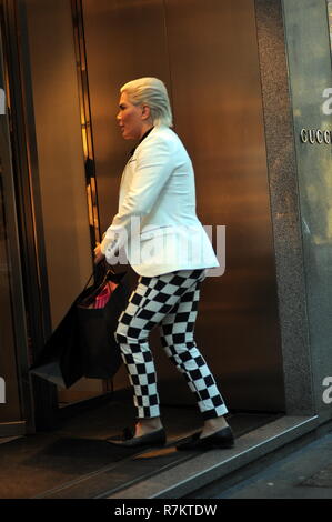 Milan, Italie. 10 décembre 2018. Rodrigo Alves shopping centre Rodrigo Alves, l'Ken', surpris de marcher dans les rues du centre-ville tout en faisant un peu de shopping. Ici il n'est alors qu'il visite la boutique 'GUCCI' dans la via Montenapoleone, puis une voiture arrive qui va le ramener à l'hôtel. Credit : Agence Photo indépendant Srl/Alamy Live News Banque D'Images