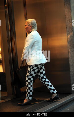 Milan, Italie. 10 décembre 2018. Rodrigo Alves shopping centre Rodrigo Alves, l'Ken', surpris de marcher dans les rues du centre-ville tout en faisant un peu de shopping. Ici il n'est alors qu'il visite la boutique 'GUCCI' dans la via Montenapoleone, puis une voiture arrive qui va le ramener à l'hôtel. Credit : Agence Photo indépendant Srl/Alamy Live News Banque D'Images