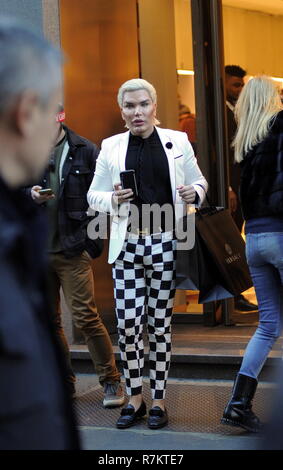 Milan, Italie. 10 décembre 2018. Rodrigo Alves shopping centre Rodrigo Alves, l'Ken', surpris de marcher dans les rues du centre-ville tout en faisant un peu de shopping. Ici il n'est alors qu'il visite la boutique 'GUCCI' dans la via Montenapoleone, puis une voiture arrive qui va le ramener à l'hôtel. Credit : Agence Photo indépendant Srl/Alamy Live News Banque D'Images