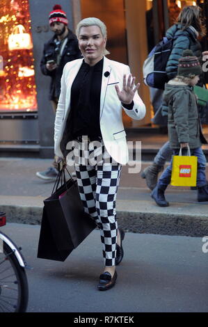 Milan, Italie. 10 décembre 2018. Rodrigo Alves shopping centre Rodrigo Alves, l'Ken', surpris de marcher dans les rues du centre-ville tout en faisant un peu de shopping. Ici il n'est alors qu'il visite la boutique 'GUCCI' dans la via Montenapoleone, puis une voiture arrive qui va le ramener à l'hôtel. Credit : Agence Photo indépendant Srl/Alamy Live News Banque D'Images