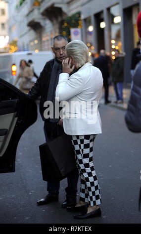 Milan, Italie. 10 décembre 2018. Rodrigo Alves shopping centre Rodrigo Alves, l'Ken', surpris de marcher dans les rues du centre-ville tout en faisant un peu de shopping. Ici il n'est alors qu'il visite la boutique 'GUCCI' dans la via Montenapoleone, puis une voiture arrive qui va le ramener à l'hôtel. Credit : Agence Photo indépendant Srl/Alamy Live News Banque D'Images