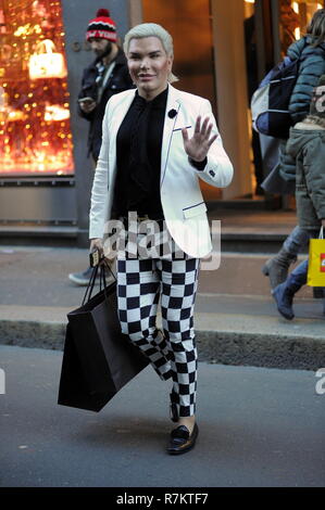 Milan, Italie. 10 décembre 2018. Rodrigo Alves shopping centre Rodrigo Alves, l'Ken', surpris de marcher dans les rues du centre-ville tout en faisant un peu de shopping. Ici il n'est alors qu'il visite la boutique 'GUCCI' dans la via Montenapoleone, puis une voiture arrive qui va le ramener à l'hôtel. Credit : Agence Photo indépendant Srl/Alamy Live News Banque D'Images