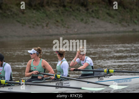 Londres, Royaume-Uni. 10 décembre 2018. Boat Race Trial VIIIs (8) sont la seule occasion qu'un côté ou de l'avoir à la race le cours complet de Putney à Mortlake avec les juges-arbitres de course, donc fournir un test important pour les rameurs et coxes. Ils permettent aux équipes d'encadrement afin d'analyser la progression et le potentiel et sont souvent influents dans la sélection finale des équipages pour les bateaux bleu. Le premier procès de huit race a été organisée par Oxford il y a 153 ans en 1859 et de Cambridge s'est joint à la tradition, trois ans plus tard en 1862. Cette année CUWBC ont choisi de nommer leurs équipages après deux femmes Prix Nobel, Marie Banque D'Images