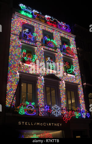 Londres, Royaume-Uni. 10 décembre 2018. Une vue de l'extérieur de la boutique pilote par le créateur de mode Stella McCartney dans Old Bond Street est éclairé des décorations de Noël Crédit : amer ghazzal/Alamy Live News Banque D'Images